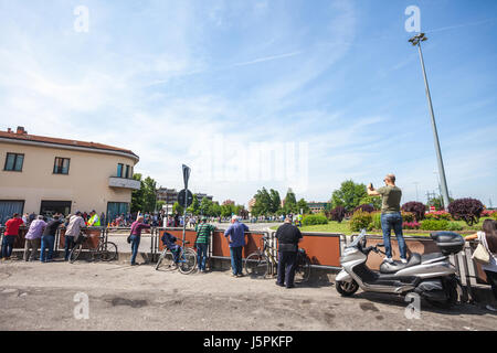 Cassalecchio di Reno, Emilia-Romagna, Italie. 18 mai, 2017. Giro d'Italia - Tour de l'Italie. Les gens sont waitting pour les cyclistes d'arriver. Credit : Cristian Mihaila/Alamy Live News Banque D'Images