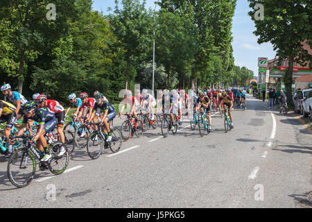 Cassalecchio di Reno, Emilia-Romagna, Italie. 18 mai, 2017. Giro d'Italia - Tour de l'Italie. Giro d'Italia 2017 stade 12 Forli - Reggio Emilia, les cyclistes arrivent dans Cassalecchio di Reno. Credit : Cristian Mihaila/Alamy Live News Banque D'Images