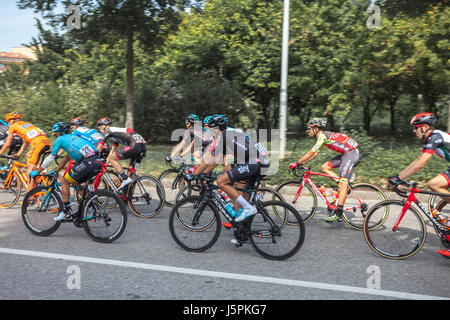 Cassalecchio di Reno, Emilia-Romagna, Italie. 18 mai, 2017. Giro d'Italia - Tour de l'Italie. Giro d'Italia 2017 stade 12 Forli - Reggio Emilia, les cyclistes arrivent dans Cassalecchio di Reno. Credit : Cristian Mihaila/Alamy Live News Banque D'Images