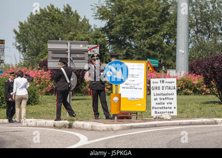 Cassalecchio di Reno, Emilia-Romagna, Italie. 18 mai, 2017. Giro d'Italia - Tour de l'Italie. Giro d'Italia 2017 stade 12 Forli - Reggio Emilia, la circulation sur la rue et et gardée par la gendarmerie de l'Italie, des carabiniers. Credit : Cristian Mihaila/Alamy Live News Banque D'Images