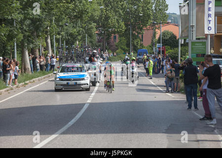 Cassalecchio di Reno, Emilia-Romagna, Italie. 18 mai, 2017. Giro d'Italia - Tour de l'Italie. Giro d'Italia 2017 stade 12 Forli - Reggio Emilia, les cyclistes arrivent dans Cassalecchio di Reno. Credit : Cristian Mihaila/Alamy Live News Banque D'Images