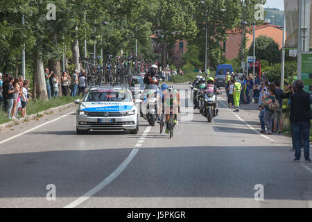 Cassalecchio di Reno, Emilia-Romagna, Italie. 18 mai, 2017. Giro d'Italia - Tour de l'Italie. Giro d'Italia 2017 stade 12 Forli - Reggio Emilia, les cyclistes arrivent dans Cassalecchio di Reno. Credit : Cristian Mihaila/Alamy Live News Banque D'Images