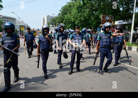 Dhaka, Bangladesh. 18 mai, 2017. Les élèves de Dhaka Medical Assistant Training School (tapis) se sont heurtés à la police à Shahbagh à Dhaka, Bangladesh, le 18 mai 2017 à demander que inclus l'accès aux emplois publics de seconde classe et la portée de l'enseignement supérieur dans les collèges médicaux. Mamunur Rashid/crédit : Alamy Live News Banque D'Images