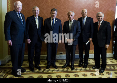 Washington, district de Columbia, Etats-Unis. 18 mai, 2017. Le président de Colombie JUAN MANUEL SANTOS (2e à gauche) pose pour une photo avec les sénateurs américains (de gauche à droite) Patrick Leahy (D-VT), Mitch MCCONNELL (R-KY), BOB CORKER (R-TN), JOHN MCCAIN (R-AZ), JACK REED (D-RI) à la capitale américaine le 18 mai, 2017. Crédit : Alex Edelman/ZUMA/Alamy Fil Live News Banque D'Images