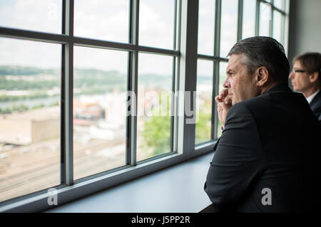 Pittsburgh, États-Unis. 18 mai, 2017. Le ministre des Affaires étrangères allemand Sigmar Gabriel (L) et l'Allemagne l'ambassadeur aux États-Unis, Peter Wittig, regarder par une fenêtre vers la ville avant qu'une discussion sur les changements structurels à l'innovation énergétique Center à Pittsburgh, États-Unis, 18 mai 2017. Le ministre allemand des affaires étrangères, est sur une visite de deux jours aux États-Unis et se rendra au Mexique par la suite. Photo : Bernd von Jutrczenka/dpa/Alamy Live News Banque D'Images