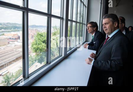 Pittsburgh, États-Unis. 18 mai, 2017. Le ministre des Affaires étrangères allemand Sigmar Gabriel (R) et l'Allemagne l'ambassadeur aux États-Unis, Peter Wittig, regarder par une fenêtre vers la ville avant qu'une discussion sur les changements structurels à l'innovation énergétique Center à Pittsburgh, États-Unis, 18 mai 2017. Le ministre allemand des affaires étrangères, est sur une visite de deux jours aux États-Unis et se rendra au Mexique par la suite. Photo : Bernd von Jutrczenka/dpa/Alamy Live News Banque D'Images