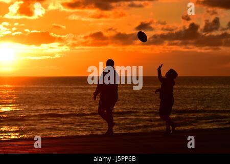 Pays de Galles Aberystwyth Uk, jeudi 18 mai 2017 UK Weather : Golden coucher du soleil sur la baie de Cardigan à Aberystwyth, sur la côte de la Baie de Cardigan , West Wales crédit photo Keith Morris / Alamy Live News Banque D'Images