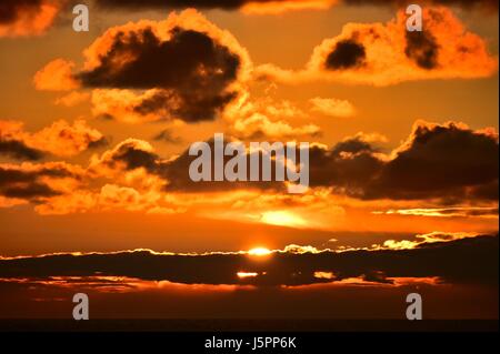 Pays de Galles Aberystwyth Uk, jeudi 18 mai 2017 UK Weather : Golden coucher du soleil sur la baie de Cardigan à Aberystwyth, sur la côte de la Baie de Cardigan , West Wales crédit photo Keith Morris / Alamy Live News Banque D'Images