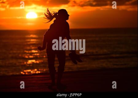 Pays de Galles Aberystwyth Uk, jeudi 18 mai 2017 UK Weather : Golden coucher du soleil sur la baie de Cardigan à Aberystwyth, sur la côte de la Baie de Cardigan , West Wales crédit photo Keith Morris / Alamy Live News Banque D'Images