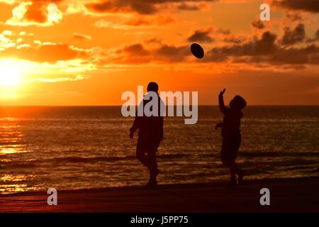 Pays de Galles Aberystwyth Uk, jeudi 18 mai 2017 UK Weather : Golden coucher du soleil sur la baie de Cardigan à Aberystwyth, sur la côte de la Baie de Cardigan , West Wales crédit photo Keith Morris / Alamy Live News Banque D'Images