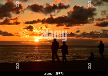 Pays de Galles Aberystwyth Uk, jeudi 18 mai 2017 UK Weather : Golden coucher du soleil sur la baie de Cardigan à Aberystwyth, sur la côte de la Baie de Cardigan , West Wales crédit photo Keith Morris / Alamy Live News Banque D'Images