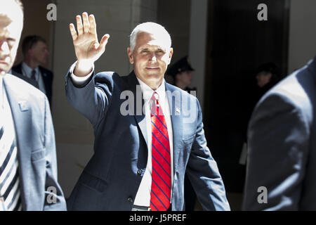 Washington, DC, USA. 18 mai, 2017. Vice-président MIKE PENCE arrive au Capitole. Crédit : Alex Edelman/ZUMA/Alamy Fil Live News Banque D'Images