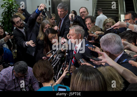 Washington, DC, USA. 18 mai, 2017. Le sénateur Lindsey Graham (R-SC) parle avec des journalistes dans la capitale américaine du métro après une séance d'information du Sénat fermé par le sous-procureur général Rod Rosenstein. Crédit : Alex Edelman/ZUMA/Alamy Fil Live News Banque D'Images