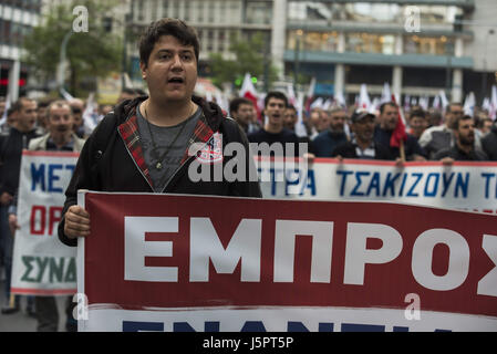 Athènes, Grèce. 18 mai, 2017. Les manifestants tenir bannières et crier des slogans. Une grande manifestation a lieu à l'extérieur du parlement pour protester contre de nouvelles mesures d'austérité qui était voté par les législateurs en même temps. Credit : Nikolas Georgiou/ZUMA/Alamy Fil Live News Banque D'Images