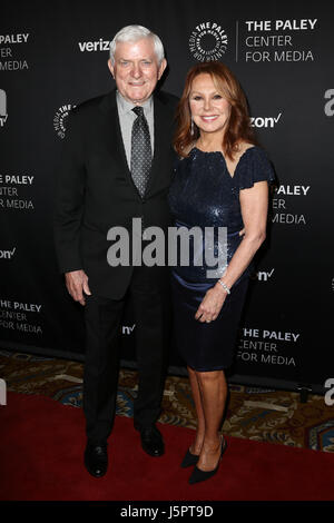 New York, USA. 18 mai, 2017. Phil Donahue (L) et Marlo Thomas assister à la Paley Distinctions : Hommage aux femmes à la télévision au Cipriani Wall Street le 17 mai 2017 à New York, NY, USA. Credit : AKPhoto/Alamy Live News Banque D'Images