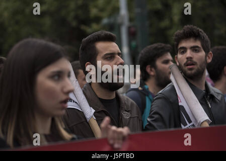 Athènes, Grèce. 18 mai, 2017. Les manifestants tenir bannières et crier des slogans. Une grande manifestation a lieu à l'extérieur du parlement pour protester contre de nouvelles mesures d'austérité qui était voté par les législateurs en même temps. Credit : Nikolas Georgiou/ZUMA/Alamy Fil Live News Banque D'Images