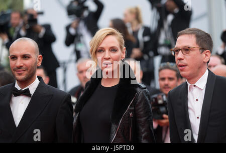 Cannes, France. 18 mai, 2017. (L) de R à l'acteur Reda Kateb, actrice américaine et le président du jury de sélection du film 'Un Certain Regard' Uma Thurman et directeur égyptien Mohammed Diab posent sur le tapis rouge pour la projection du film 'Loveless' en compétition au 70e Festival International du Film de Cannes à Cannes, France, le 18 mai 2017. Credit : Xu Jinquan/Xinhua/Alamy Live News Banque D'Images