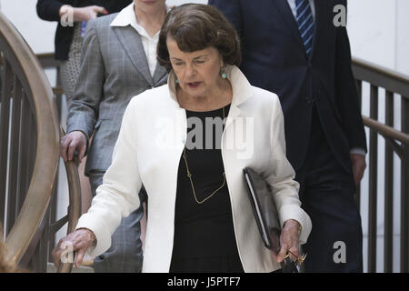 Washington, district de Columbia, Etats-Unis. 18 mai, 2017. La sénatrice Dianne Feinstein (D-CA) arrive à un tous les sénateurs exposé sur l'enquête sur les liens de la Trump Président à la Russie par le sous-procureur général Rod Rosenstein au Capitole. Crédit : Alex Edelman/ZUMA/Alamy Fil Live News Banque D'Images