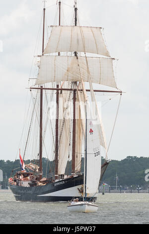 Paris, France. 18 mai, 2017. Un petit voilier essaie de naviguer hors du chemin de la Dutch trois-mâts goélette Oosterschelde pendant la parade de voiles de lancer le festival des Grands Voiliers de Charleston, 18 mai 2017 à Charleston, Caroline du Sud. Le festival des grands voiliers du monde entier passeront trois jours à visiter les quartiers historiques de Charleston. Credit : Planetpix/Alamy Live News Banque D'Images