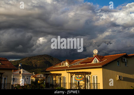 Les nuages de tempête brew sur montagnes turques à Fethiye. Banque D'Images