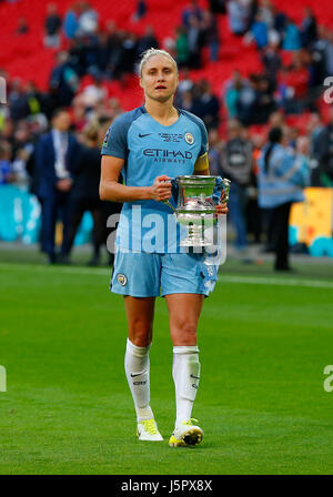 Manchester City capitaine Steph Houghton baisers la tasse pendant l'ETI Women's finale de la FA Cup match entre Birmingham City et Manchester City au stade de Wembley à Londres. 13 mai 2017 EDITORIAL UTILISEZ UNIQUEMENT Pas de merchandising. Pour des images de football Premier League FA et restrictions s'appliquent inc. aucun internet/mobile l'usage sans licence FAPL - pour plus de détails Football Dataco contact Banque D'Images