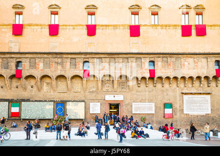 Bologne, Italie - 4 mai 2016 : les jeunes à l'entrée de la Piazza Coperta bibliothèque dans l'ancien palais de la Bourse Banque D'Images