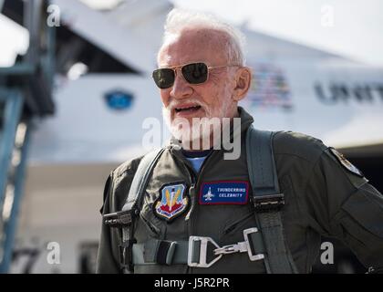 L'ancien astronaute de la NASA, Buzz Aldrin se prépare pour son vol avec les Thunderbirds de l'escadron de démonstration aérienne de l'USAF 2 avril 2017 à Melbourne, en Floride. (Photo de Jason Couillard /US Air Force par Planetpix) Banque D'Images