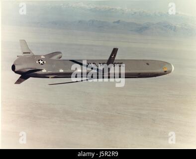 Une assemblée générale annuelle de l'USAF-86B subsoniques, missile de croisière vole dans l'air sur le White Sands Missile Range, 11 janvier 1980 près de Las Cruces, Nouveau Mexique. (Photo de la Base aérienne Tinker Histoire Bureau /US Air Force par Planetpix) Banque D'Images