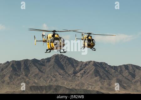 L'ARMÉE AMÉRICAINE deux hélicoptères UH-72 Lakota survoler un champ de bataille simulé lors d'une mission de formation au Centre National d'entraînement de cercle de fer, le 2 mai 2017 à Fort Irwin, en Californie. (Photo de David Edge/Planetpix) via l'US Army Banque D'Images