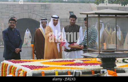 Le Prince Héritier d'Abu Dhabi Emirats Arabes Unis et adjoint au Commandant suprême des Forces armées Sheikh Mohammed Bin Zayed Al Nahyan jette des pétales de rose au mausolée de cérémonie Samadhi mémorial de Mahatma Gandhi, Raj Ghat, le 25 janvier 2017 à New Delhi, en Inde. (Photo par Dinesh Kumar /PIB par Planetpix) Banque D'Images