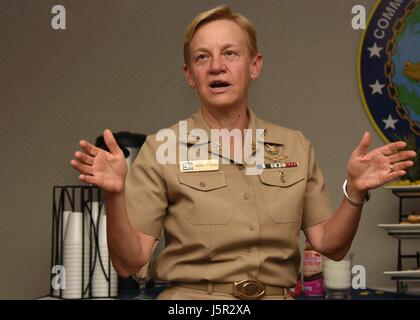 Le commandant de la Marine américaine Typson Nora parle après être coincé comme premier maître honoraire le 10 avril 2017 à San Diego, Californie. (Photo de la psc2 Kory Alsberry /US Navy par Planetpix) Banque D'Images