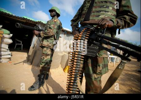 Une mission de l'Union africaine en Somalie (AMISOM) soldats ougandais guard le front de l'Yaaqshiid, où les forces de l'AMISOM ont repoussé les militants d'Al Shabaab, 23 novembre 2011 près de Mogadiscio, en Somalie. (Photo par Stuart Price/ANISOM par Planetpix) Banque D'Images