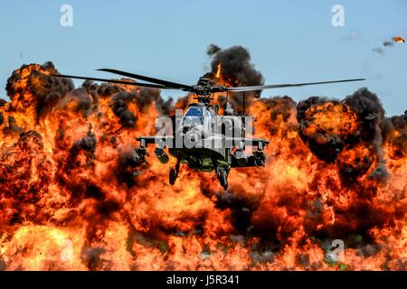 Une armée américaine AH-64D'hélicoptère d'attaque Apache vole en face d'un mur de feu au cours de la Garde nationale de Caroline du Sud et la masse d'Air Expo, à l'McEntire Joint National Guard Base le 6 mai 2017 dans la région de Hopkins, en Caroline du Sud. (Photo de Jorge Intriago /US Airforce Photo via Planetpix) Banque D'Images