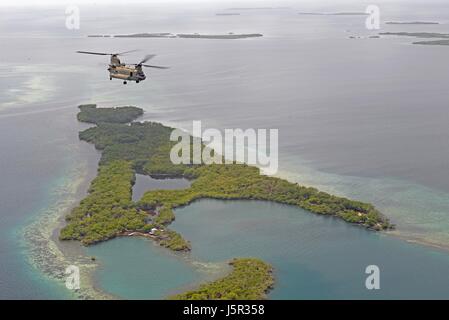 L'Armée américaine Un hélicoptère CH-47 Chinook vole en route pour une mission d'éradication de la drogue avec les forces de sécurité du Belize le 25 octobre 2015 sur la côte du Belize. (Photo by Westin Warburton /US Air Force par Planetpix) Banque D'Images