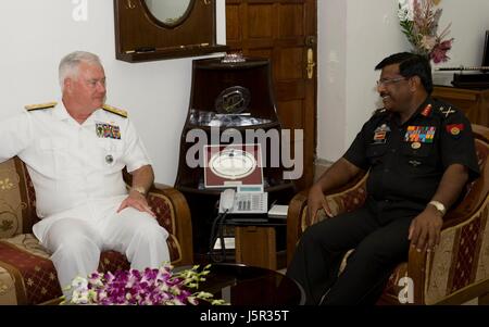 Le commandant du Commandement du Pacifique des États-Unis Timothy Keating rencontre le chef d'état-major de l'armée indienne Deepak Kapoor, 14 mai 2009 à New Delhi, Inde. (Photo par Elisia c. Gonzales /US Navy par Planetpix) Banque D'Images