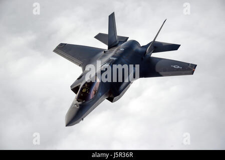 Un USAF F-35 Lightning II stealth fighter survole les nuages en route pour Royal Air Force le 25 avril 2017 de Lakenheath près de Lakenheath, en Angleterre. (Photo de Christine Groening /US Air Force par Planetpix) Banque D'Images