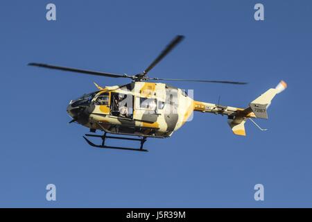 Un UH-72 Lakota de l'armée américaine d'hélicoptères survole le centre national d'entraînement Nur village lors d'un assaut le 4 mai 2017 Exercice à Fort Irwin, en Californie. (Photo by Anyzeski Planetpix /US Army via) Banque D'Images