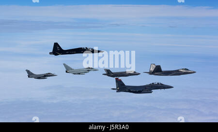 L'USAF, le français, et de la Royal Air Force avion voler en formation au cours de l'exercice Trident atlantique plus de Joint Base Langley-Eustis 26 Avril, 2017 à Hampton, en Virginie. (Photo de Natasha Stannard /US Air Force par Planetpix) Banque D'Images