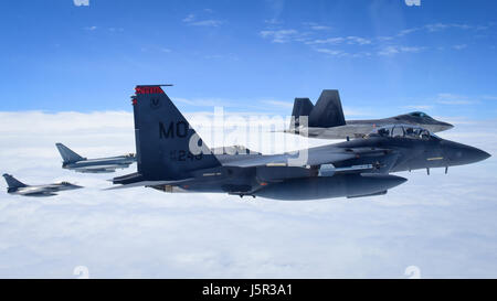 L'USAF, le français, et de la Royal Air Force avion voler en formation au cours de l'exercice Trident atlantique plus de Joint Base Langley-Eustis 26 Avril, 2017 à Hampton, en Virginie. (Photo de Natasha Stannard /US Air Force par Planetpix) Banque D'Images