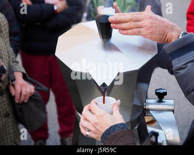 Doté d''un café chaud, préparé avec un énorme pot de café, dans une rue de Trieste dans un matin froid Banque D'Images