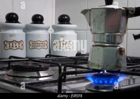 La préparation d'un très bon café à l'aide d'un pot de moka (en italien caffettiera). Banque D'Images