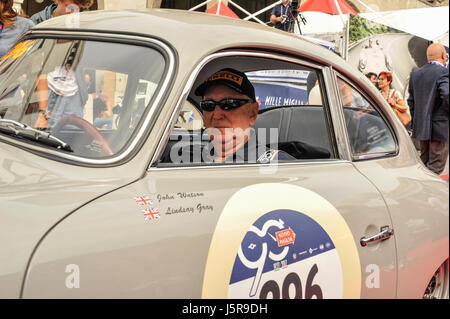 Brescia, Italie. 18 mai, 2017. John Watson sur Merceds à 1000 Miglia village Crédit : Gaetano Piazzolla/Pacific Press/Alamy Live News Banque D'Images