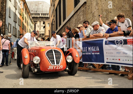 Brescia, Italie. 18 mai, 2017. Joe Bastianich (R) arriver à 1000 Miglia Village Crédit : Gaetano Piazzolla/Pacific Press/Alamy Live News Banque D'Images