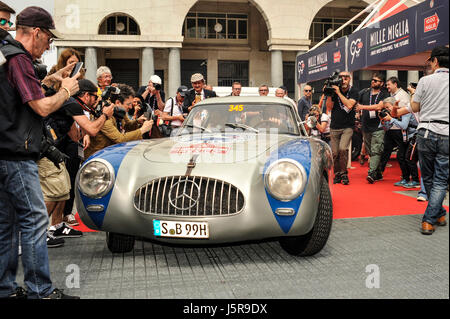 Brescia, Italie. 18 mai, 2017. Mercedes SL 300 quitter 1000 Miglia Village Crédit : Gaetano Piazzolla/Pacific Press/Alamy Live News Banque D'Images