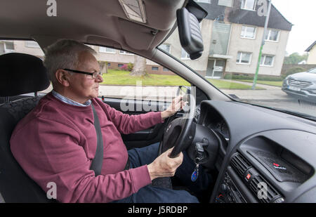 Monsieur plus âgé, senior, retraité, plus de 75 ans, conduit sa voiture Banque D'Images