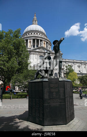 Le Mémorial National des pompiers à tous les pompiers qui sont morts dans l'exercice de leurs fonctions, en face de la Cathédrale St Paul, à Londres Banque D'Images