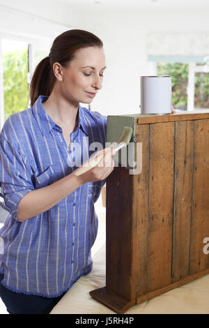 Femme à la maison de l'armoire en bois Upcycling Banque D'Images