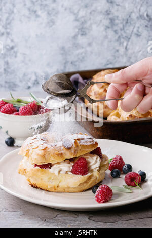 Choux gâteau Paris Brest aux framboises Banque D'Images