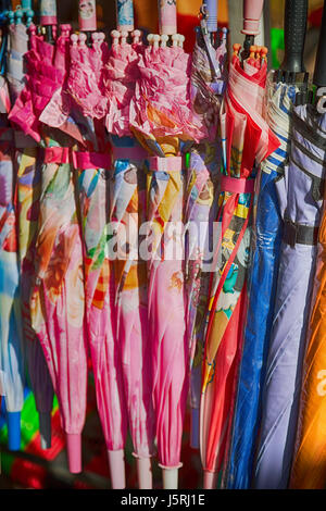 Dans un marché de la texture aux Philippines pour les enfants Banque D'Images