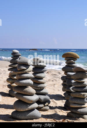 Pyramides en pierre sur le Sant'Elmo Beach sur l'île de Sardaigne en Italie Banque D'Images